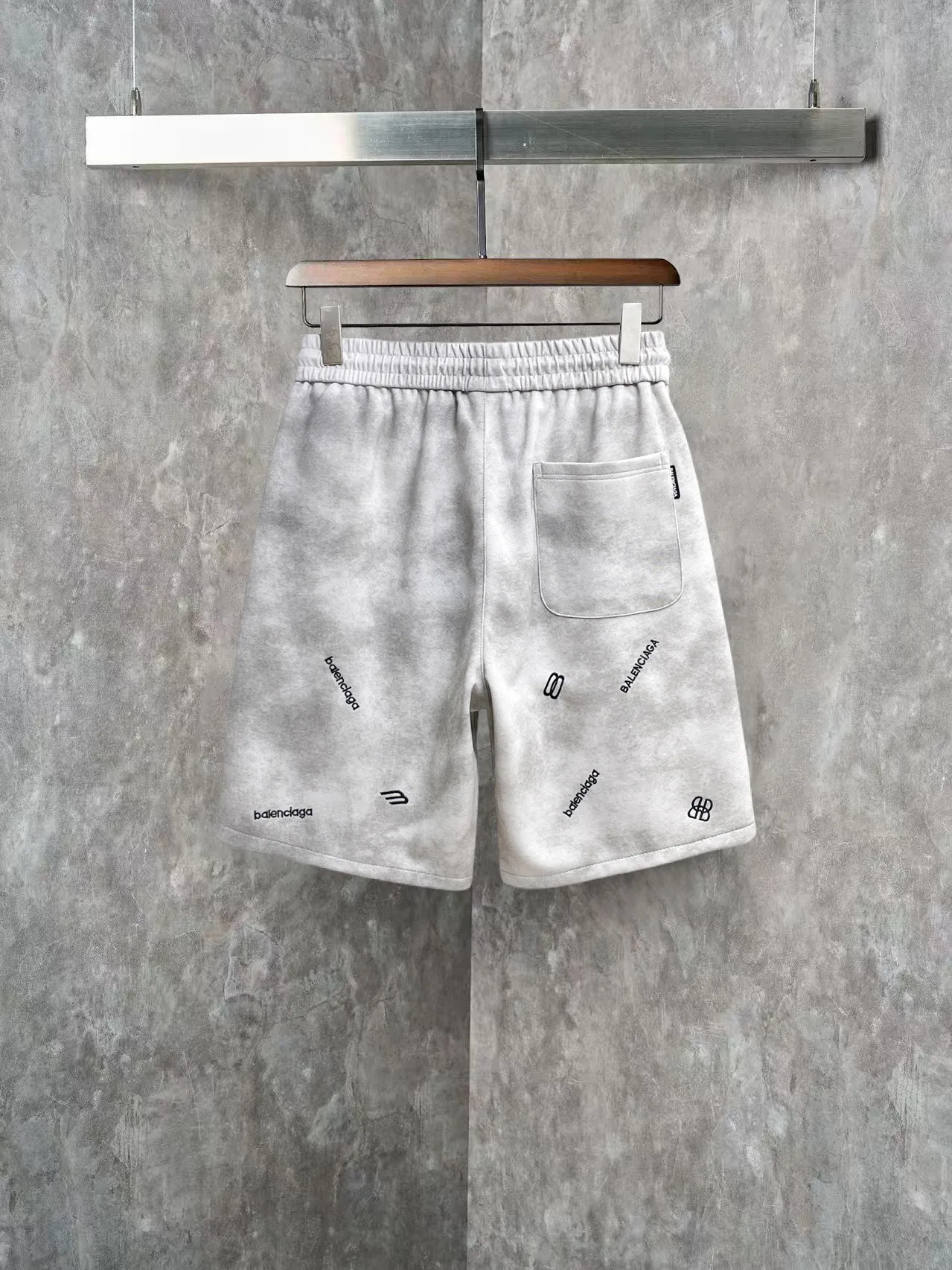 Balenciaga's three-standard complete 2026 summer New Arrival men's casual shorts, advanced custom-made Breathable fabric, Breathable fabric, extremely stretchy and comfortable, impeccable details, top-grade accessories, original logo design concept, delicate and soft feel! The upper body fit is awesome! Size: M-XXXL Please state your height and weight when ordering